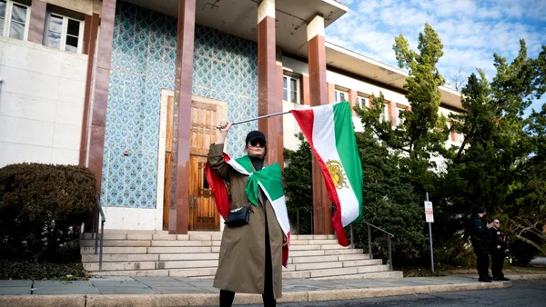 Cum arată acum Ambasada Iranului din Washington, abandonată din 1979. Flori și steaguri de dinaintea revoluției islamice au apărut la intrare