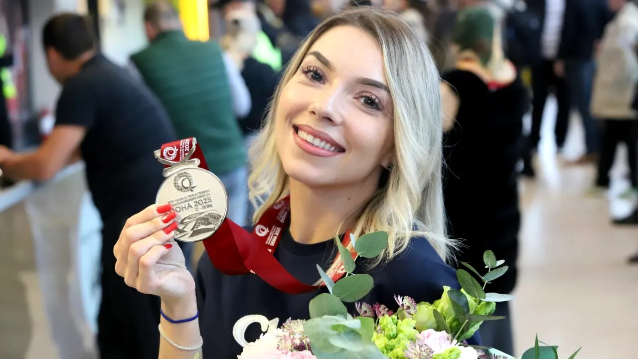 Bernadette Szocs a revenit acasă cu MEDALIA de argint de la Campionatele Mondiale! „Pe zi ce trece, încep să realizez cât e de importantă”