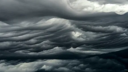 Fenomen meteo spectaculos în România! Cum arată o furtună SUPERCELULARĂ