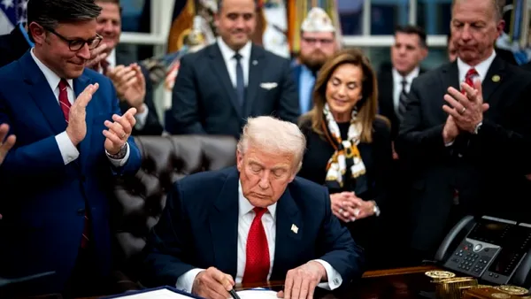 Trump a semnat legea care lovește Rusia cu noi sancțiuni. „Flota fantomă” a lui Putin, vânată de americani