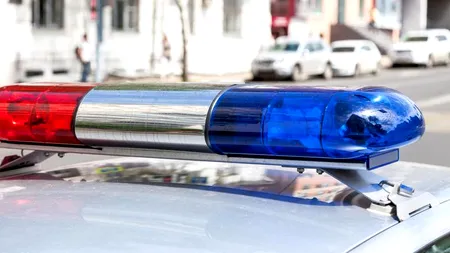 Harghita: Autospecială de poliție, lovită de o mașină care a intrat pe contrasens. Un agent a fost rănit