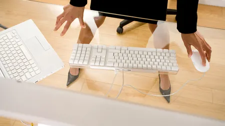 Ne întoarcem în Evul Mediu. O companie a ajuns să le ofere prime angajatelor care vin în fustă la birou. Câți bani pot lua femeile