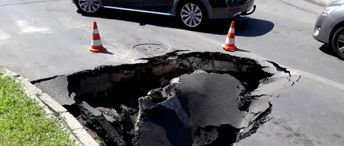 Crater uriaș în București: O mașină a fost „înghițită de asfalt, după ce s-a surpat strada - VIDEO / Apa Nova:  Surparea din Capitală nu a fost cauzată de rețelele de apă potabilă și canalizare