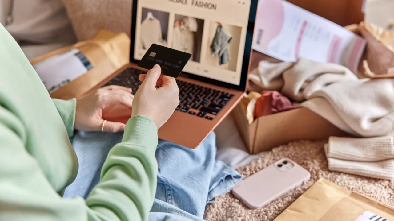 Consiliul UE a aprobat noile taxe vamale pentru coletele Shein și Temu. De când intră în vigoare decizia