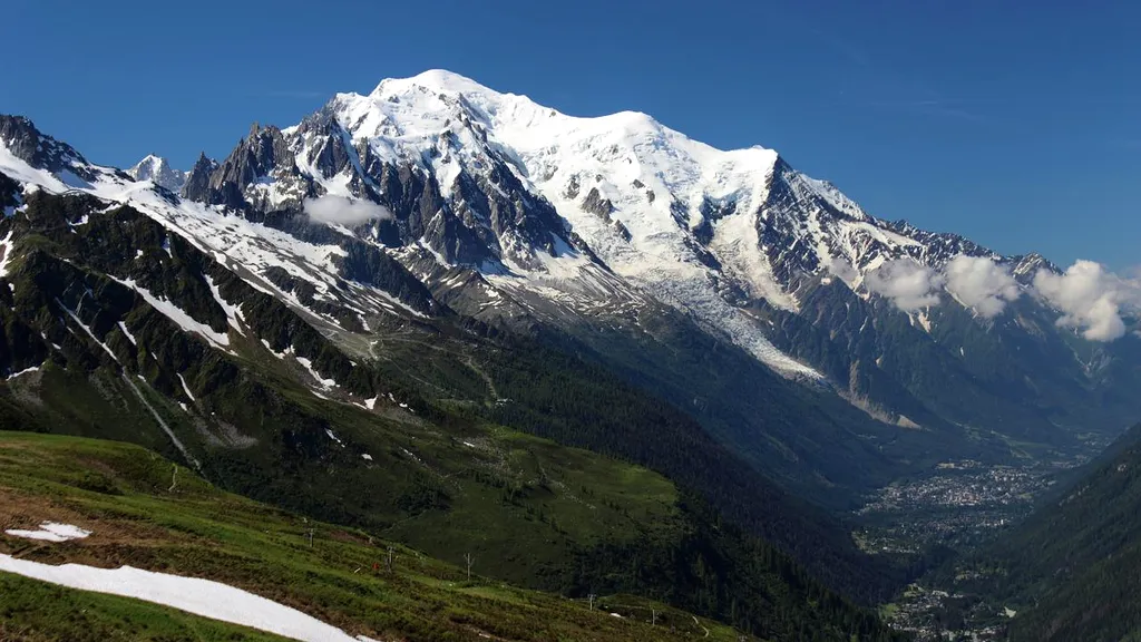 Cinci turiști români au vrut să urce cel mai înalt vârf muntos din Europa fără a fi echipați corespunzător. Ce decizie drastică au luat autoritățile franceze