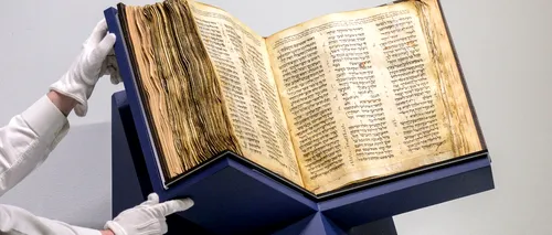 Un fost ambasador al <i class='ep-highlight'>SUA</i> în România a cumpărat o Biblie veche de 1.000 de ani. Suma plătită, una record