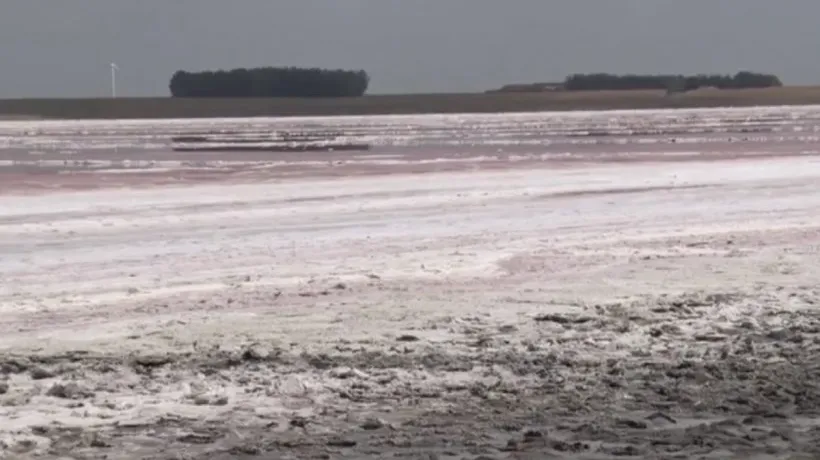 Cel mai sărat lac din România a secat. Movila Miresii s-a transformat într-un câmp de cristale