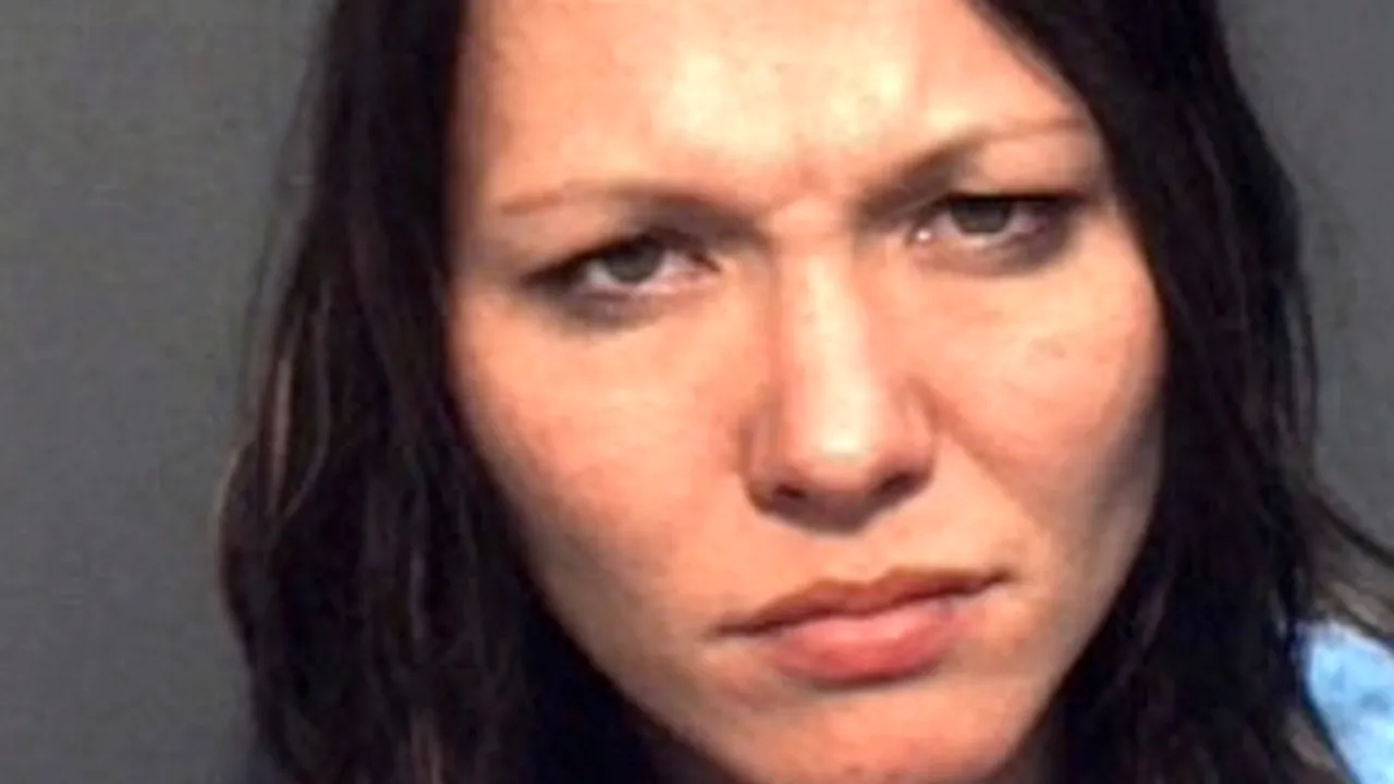 O femeie s-a dezbrăcat în mijlocul unei străzi din Florida, iar apoi a început ''spectacolul''. Ce s-a întâmplat când s-a urcat pe capota unei mașini