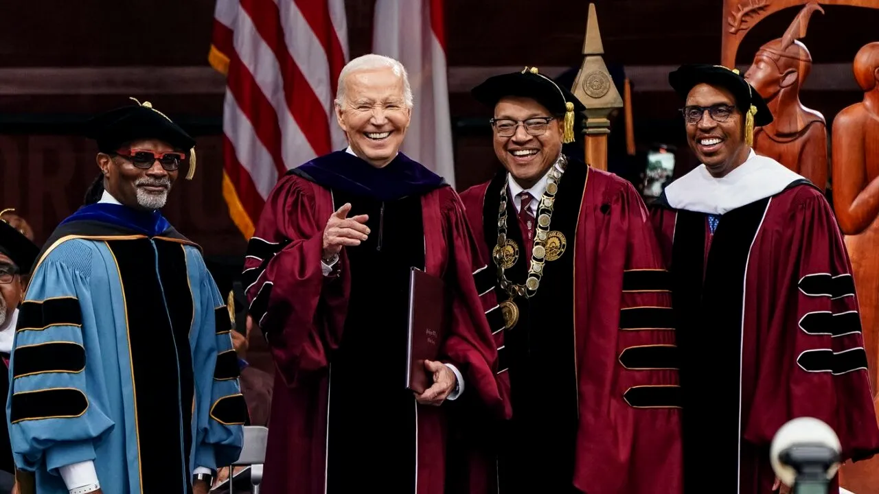 Președintele Biden a vorbit despre criza din Orientul Mijlociu la un discurs pentru Morehouse College. Câțiva studenți absolvenți au PROTESTAT