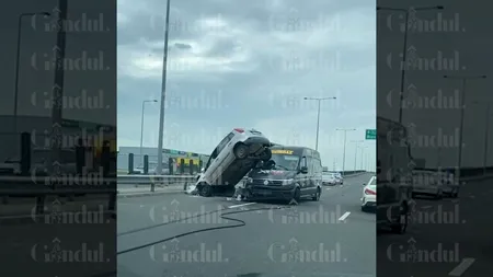 VIDEO ACCIDENT spectaculos pe autostrada A3. Un autoturism s-a „suit” pe un microbuz