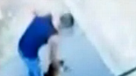 Ce a pățit tânărul care a chinuit un câine într-o parcare din Caraș Severin