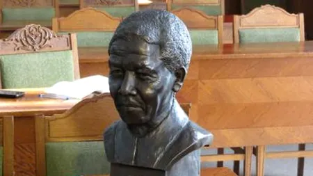 Prima statuie a lui Nelson Mandela din România, dezvelită la Oradea