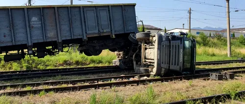 FOTO | Accident cu trei victime în Brașov: Un camion a fost lovit de tren