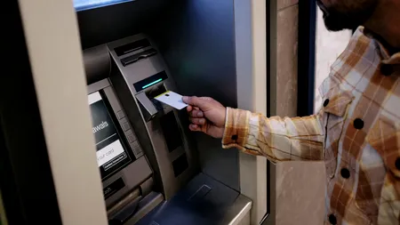 Un bărbat a UITAT suma de 7.500 de lei la un bancomat din Tulcea. Cum a reacționat o femeie care a găsit banii pe tastatura ATM-ului