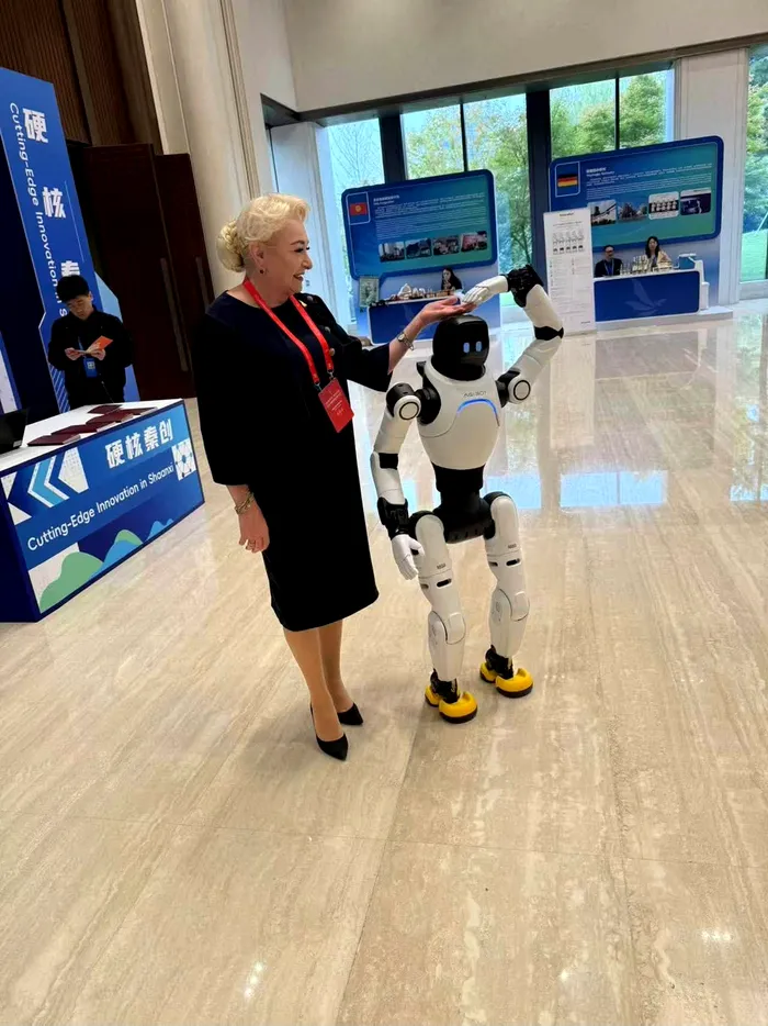 Viorica Dăncilă s-a pozat cu un robot în China. Ce mesaj transmite fostul premier