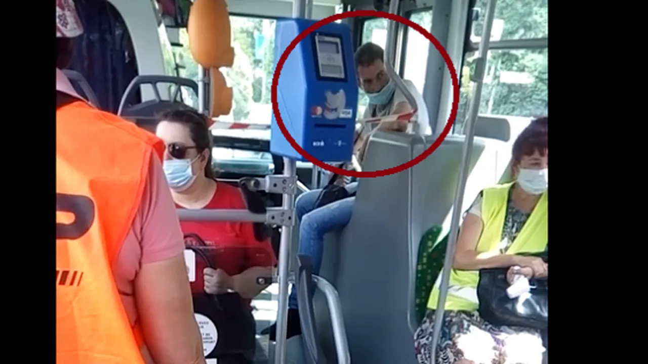 „ONE MAN SHOW”. Un controlor din Iași se dă în spectacol în autobuz în timp ce poartă masca sub nas: „Țărancă!” /„Poate vrei să cobori la prima! N-ai ce posta pe Facebook?“ - VIDEO