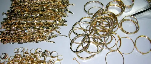 Patru kilograme de bijuterii din aur, bani și componente de calculator, ridicate după percheziții în Olt