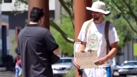 Gestul impresionant făcut de un cerșetor pentru cei care i-au dat bani