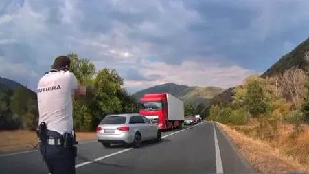 Urmărire ca în filme pe DN6. Un șofer fugar a fost oprit cu focuri de armă și un dispozitiv cu țepi. De ce încerca să scape de polițiști