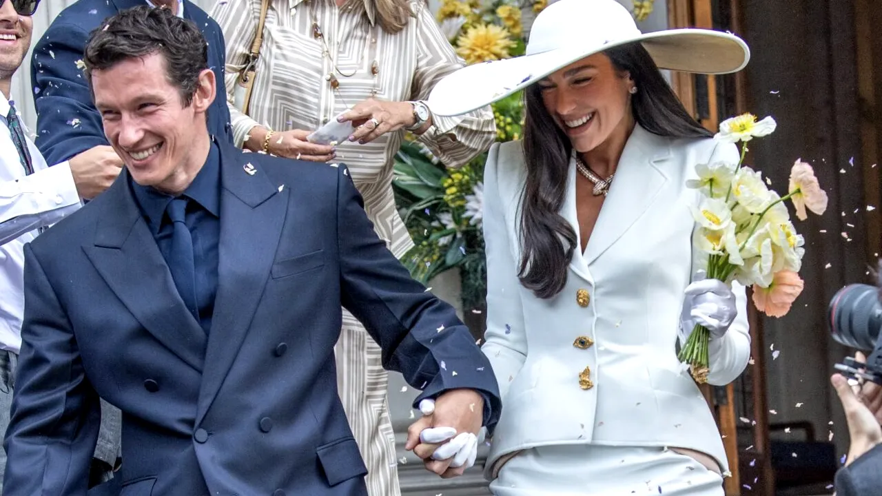 Dua Lipa și Callum Turner s-au căsătorit oficial. Ceremonie discretă la Londra înaintea unei nunți fastuoase în Sicilia