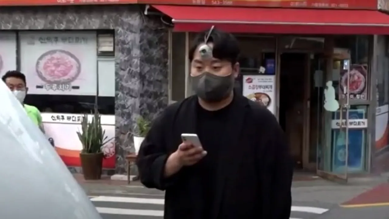 „Al treilea ochi”, dispozitivul conceput pentru cei care merg cu ochii în telefon. Cum arată și cum funcționează - VIDEO