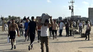 Peste 40 de persoane, RĂNITE la un centru de distribuție de AJUTOARE în Gaza. Mulțimea a rupt gardurile, trupele israeliene au tras