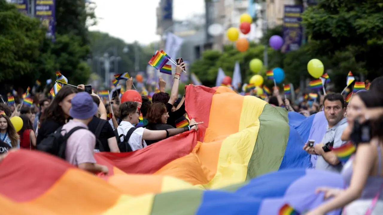 GALERIE FOTO/ Peste 10.000 de persoane la Bucharest Pride 2022. Noua Dreaptă a organizat o contramanifestație