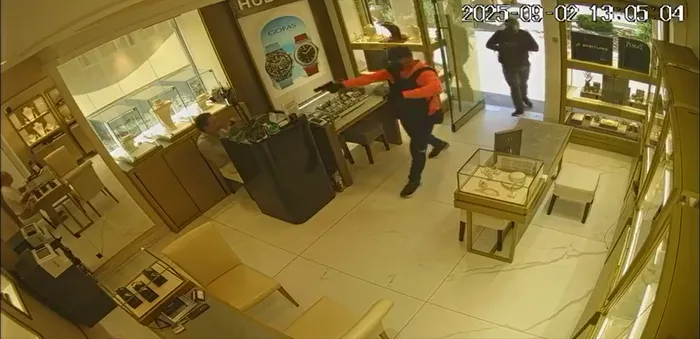 Cum au furat „Panterele Roz” bijuterii în valoare de 580.000 de euro