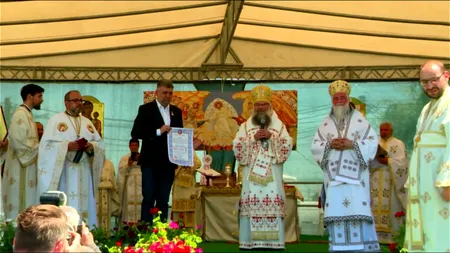 Marcel CIOLACU primește distincția „Crucea Oltului” de la Preasfințitul Sebastian, Episcopul Slatinei și Romanaților