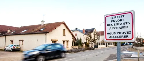 Indicator rutier lângă o școală din Franța: Accelerați! Mai sunt copii de lovit cu mașina!