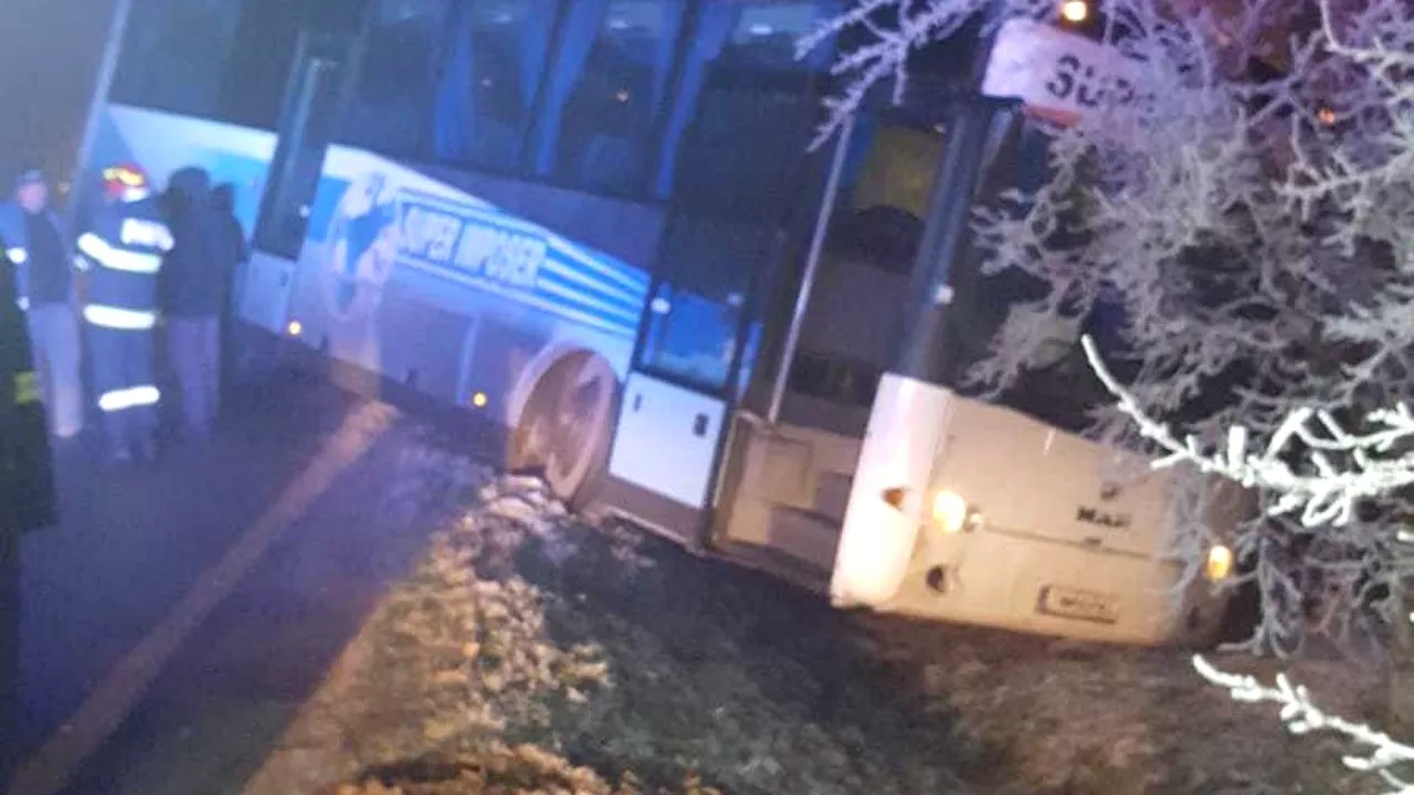 Panică pentru 50 de copii. Autobuzul în care se aflau a ajuns în șanț

