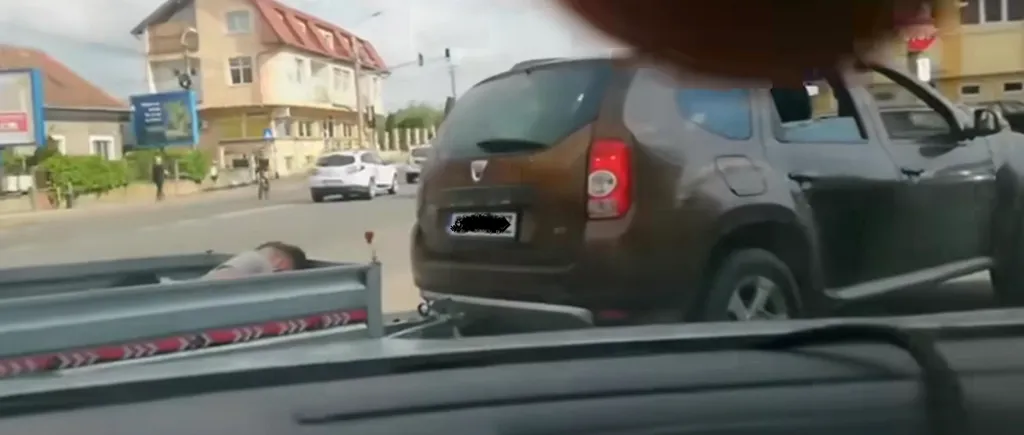VIDEO | Caz bizar în trafic la Cluj. Un tânăr legat la mâini, transportat într-o remorcă prin oraș