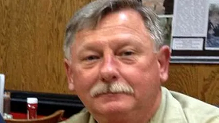 Fotografia care a emoționat America. Ce gest a făcut un polițist din Alabama, după un accident rutier grav
