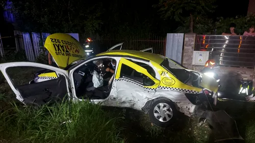 VIDEO | Un taximetrist și clienta sa au murit după ce mașina în care se aflau a lovit un alt autoturism, pe un drum din județul Gorj