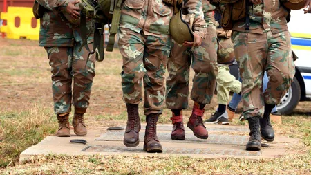 Africa de Sud scoate soldații pe străzile capitalei Johannesburg pentru a combate criminalitatea. Țara are o rată de 70 de omucideri pe zi