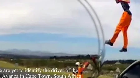 Muncitor de la Drumuri, lovit de o mașină și aruncat în aer ca o păpușă de CÂRPĂ - VIDEO

