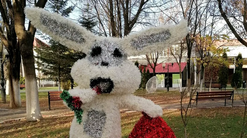 Situație comică în Gorj. Un oraș a fost împodobit cu iepurași și ouă roșii: „Copiii ce să mai creadă? Vine Paștele sau Moș Crăciun?”