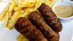 Începând de mâine (1 august 2025), ieșirile la restaurant vor deveni mai SCUMPE. Cât va costa o porție de cartofi prăjiți și trei mici