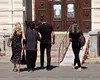 Suferință fără margini pentru Irina Loghin! Artista a avut nevoie de sprijin la intrarea în biserică, la priveghiul soțului ei, Ion Cernea