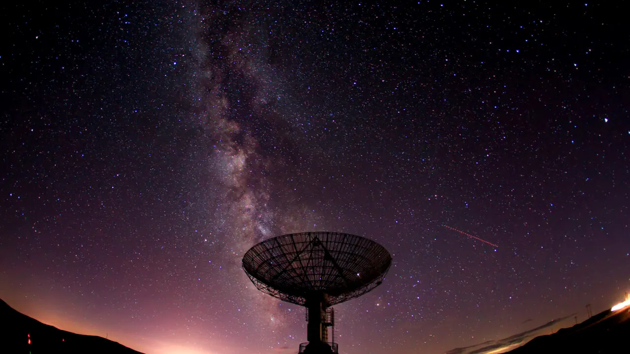 Premieră în astronomie: au fost detectate pentru prima dată semnale radio provenind direct de la o planetă din afara Sistemului Solar