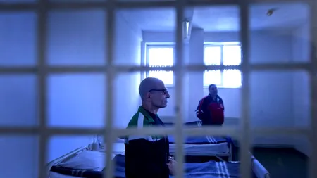 Deținuți taxați cu sume între 200 și 1.000 de euro de un gardian șef din Penitenciarul Bacău