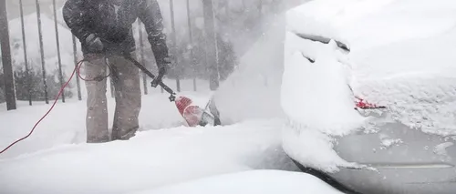 Cel puțin 13 locuitori din regiunea Chicago au murit în timp ce curățau zăpada