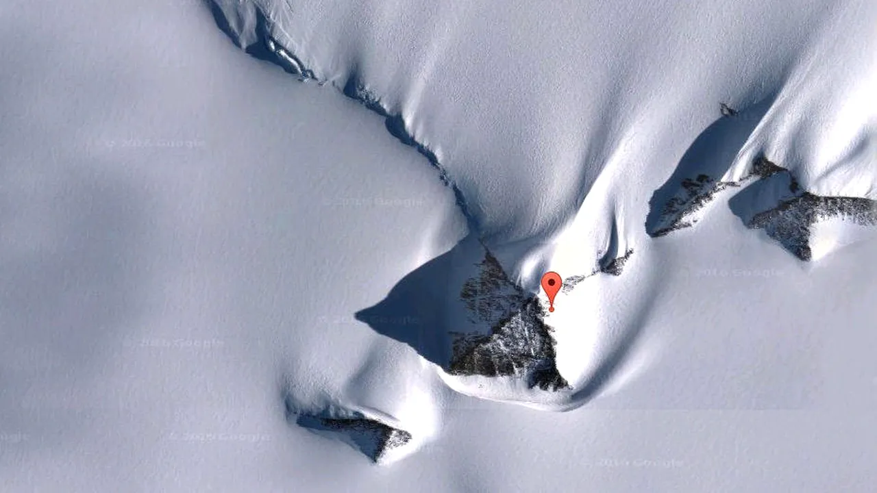 O piramidă misterioasă a fost descoperită sub straturile de gheață densă ale Antarcticii