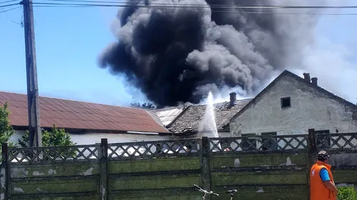 Alertă de nor toxic în Caraș-Severin în urma unui incendiu. ANM: Norul se deplasează spre sud-est