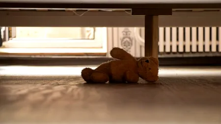 Tragedie cumplită într-o familie. Copil de 3 ani, mort după ce a înghițit FORMOL în loc de sirop. Bunicul a încercat să-l salveze cu un leac băbesc