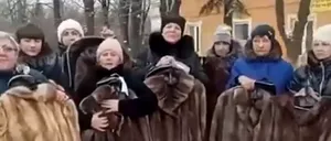 VIDEO | Cu soții morți pe frontul de luptă, VĂDUVELE rusoaice sunt consolate de Kremlin cu haine de blană: „Vă mulțumim din inimă!”