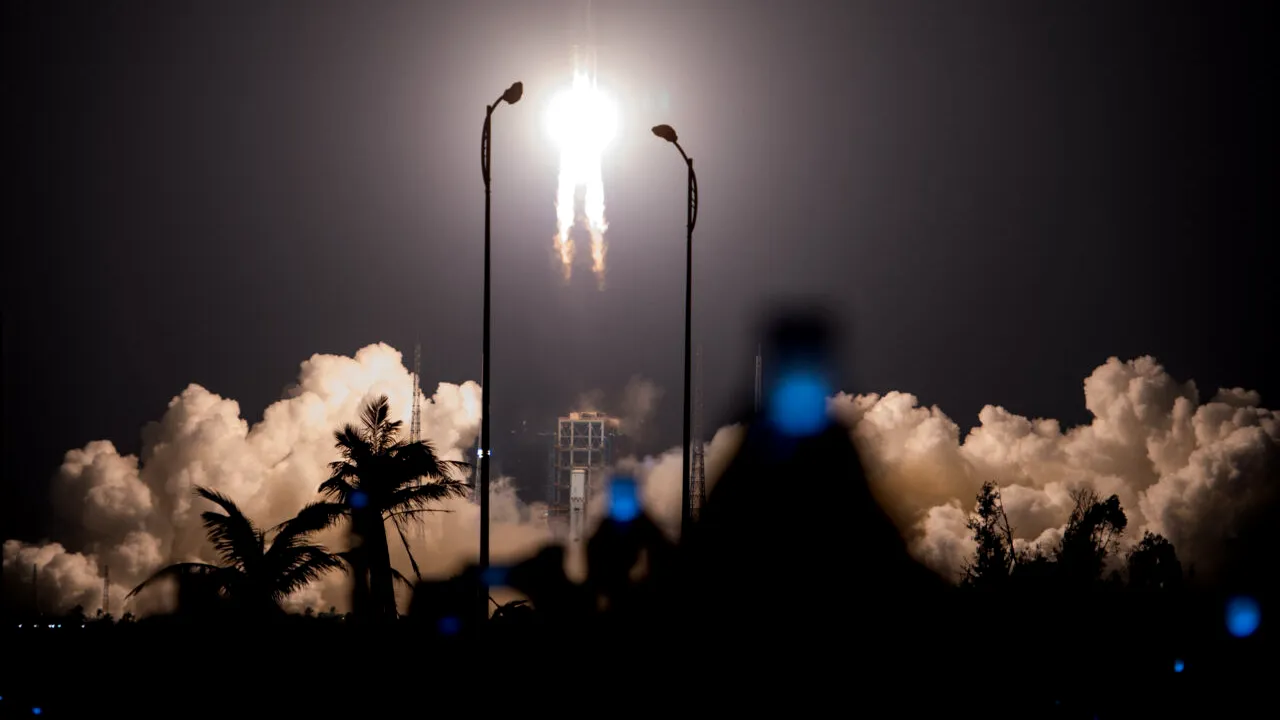 Risc uriaș! O bucată dintr-o rachetă chinezească va ajunge pe Pământ, săptămâna viitoare