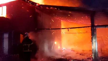 Cinci persoane au ajuns la spital după ce o pensiune din Jurilovca a luat foc (Galerie FOTO&VIDEO)