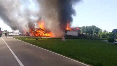 GALERIE FOTO. Un restaurant din Timiș a ars ca o torță. Mai multe persoane au suferit atacuri de panică