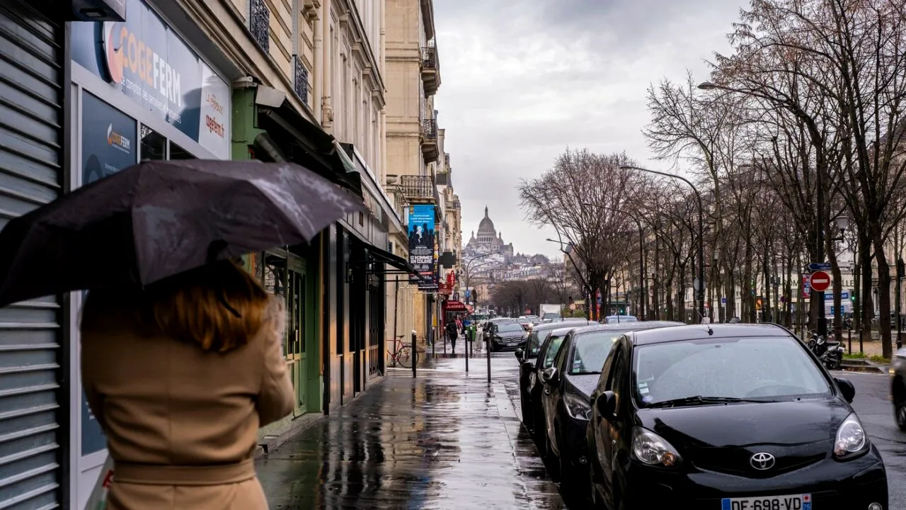 Se răcește VREMEA în România. Revin ploile în mai multe regiuni ale țării. Ce anunță meteorologii pentru Capitală